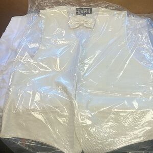 Cardi Champagne Vest and Bow tie size X-large NWT